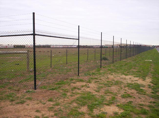 Chain Mesh Security Fencing with Barb Wire